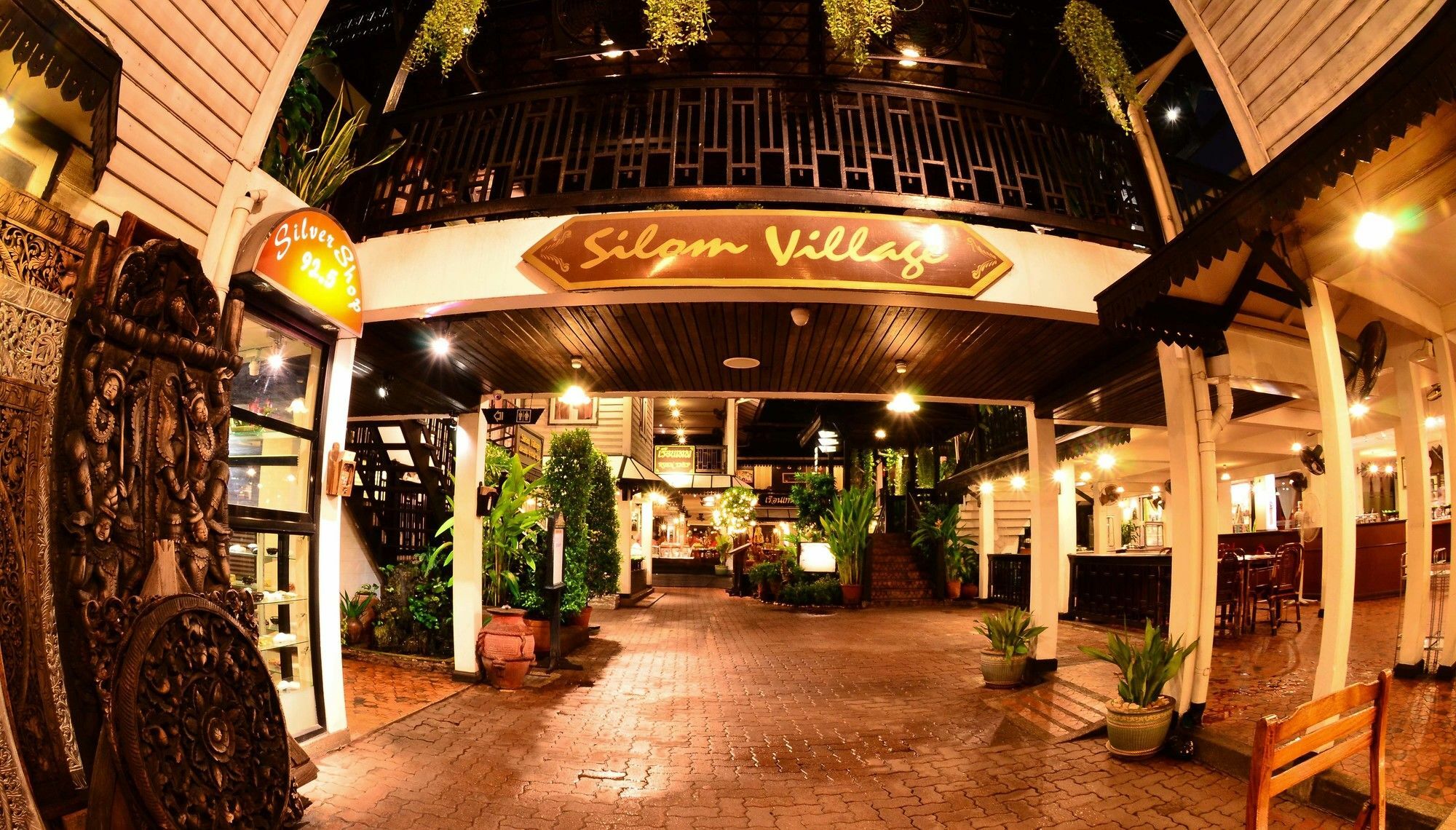 בנגקוק Silom Village Inn מראה חיצוני תמונה