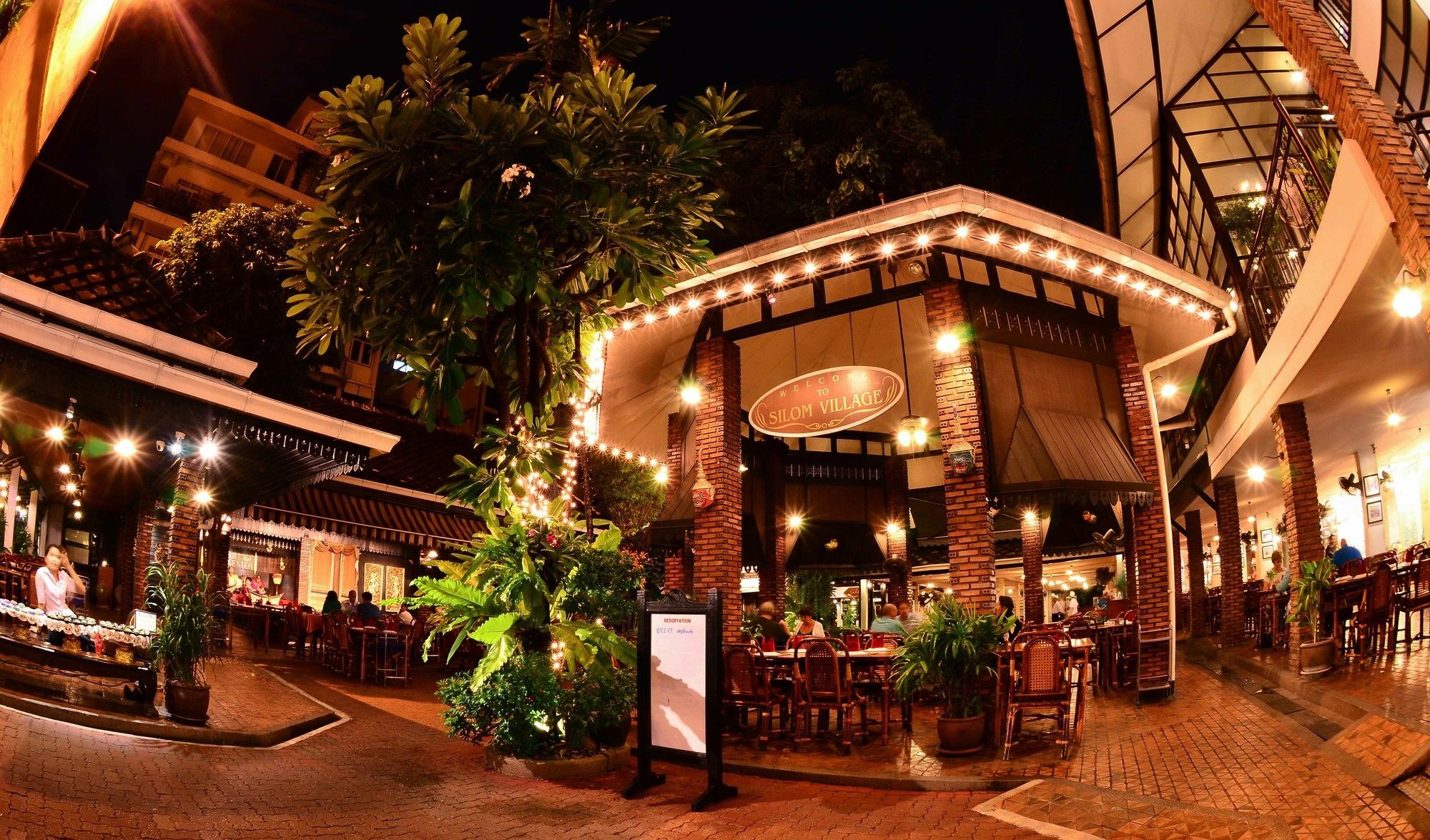 בנגקוק Silom Village Inn מראה חיצוני תמונה